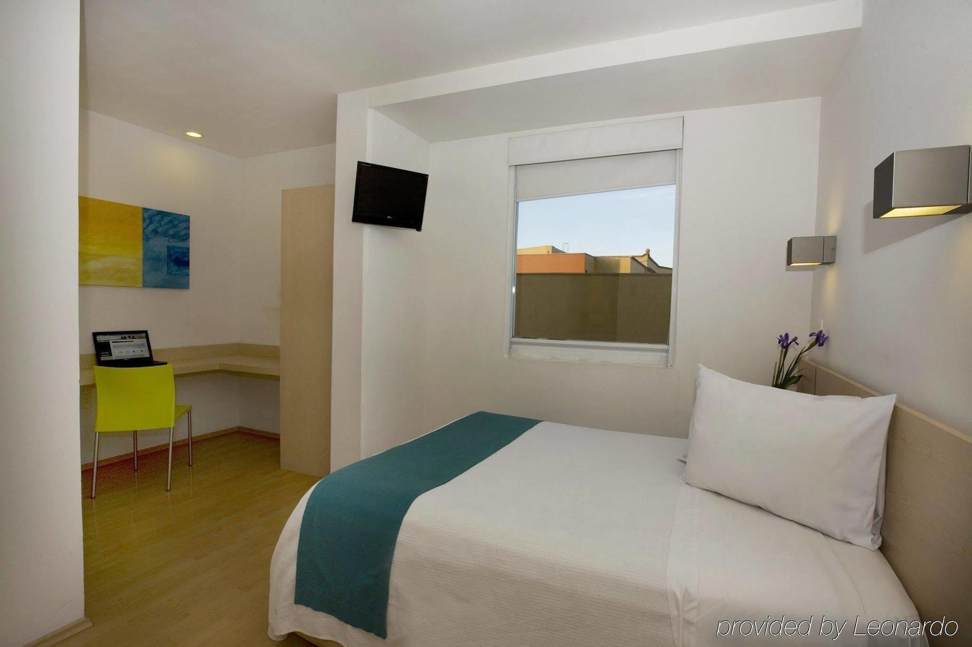 One Queretaro Plaza Galerias Hotell Exteriör bild