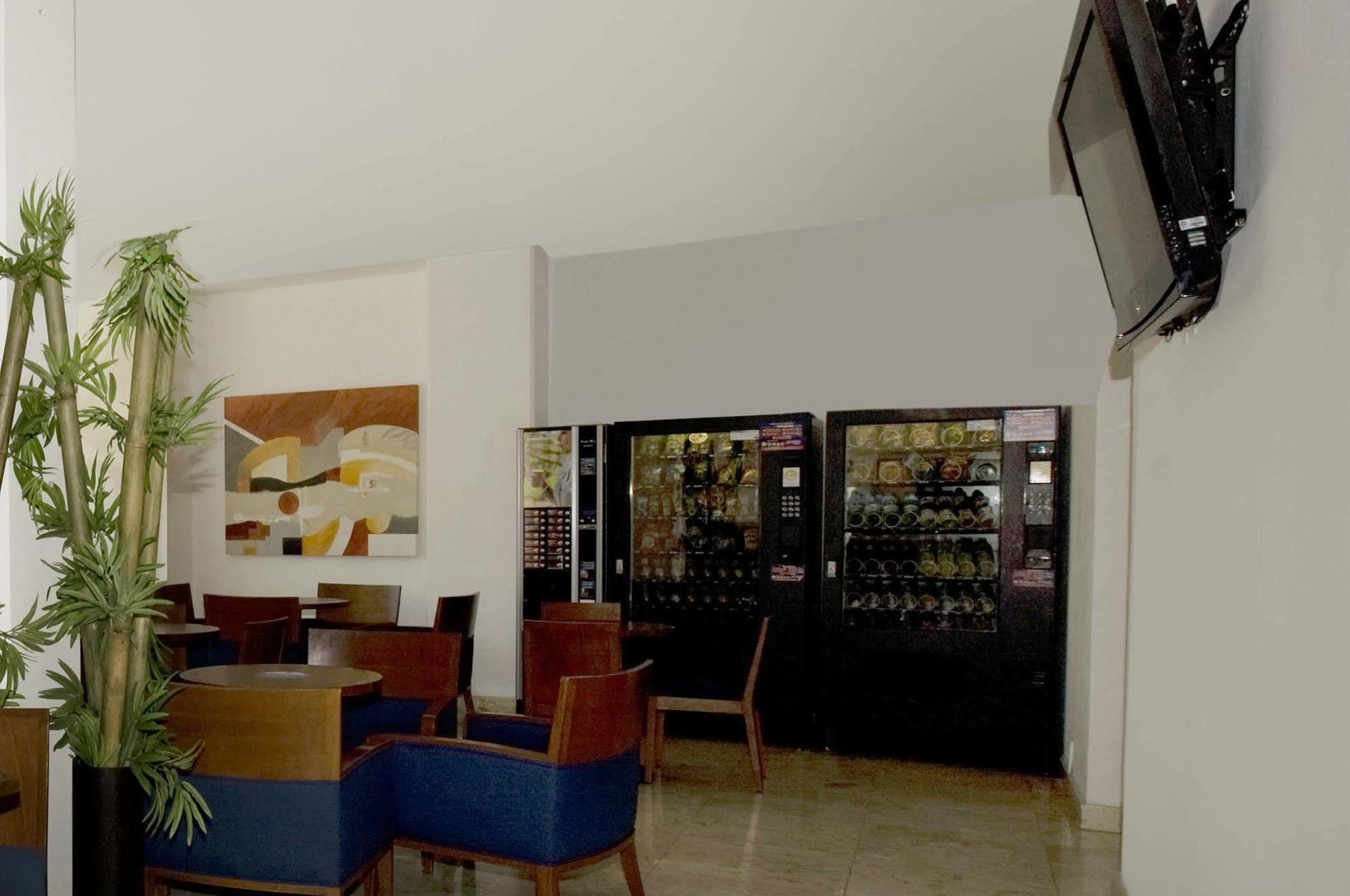 One Queretaro Plaza Galerias Hotell Exteriör bild