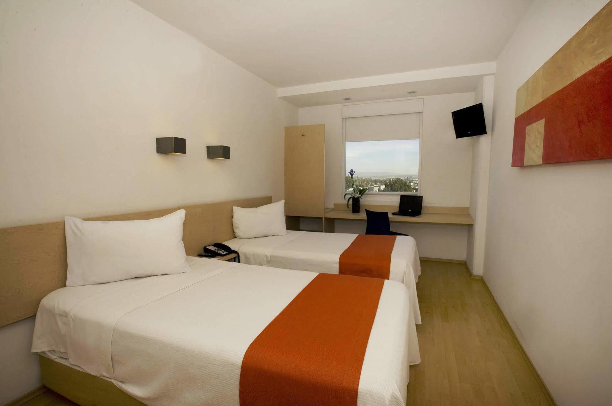 One Queretaro Plaza Galerias Hotell Exteriör bild