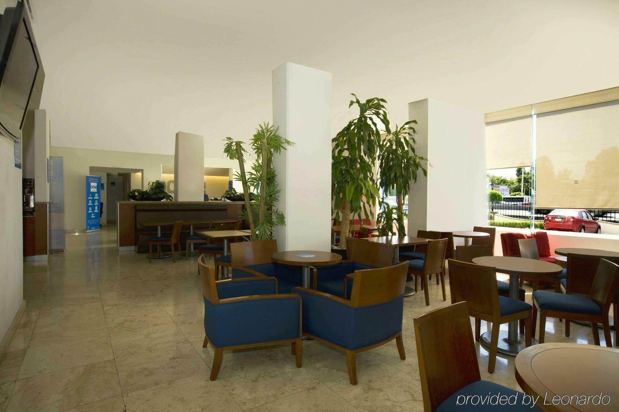 One Queretaro Plaza Galerias Hotell Restaurang bild